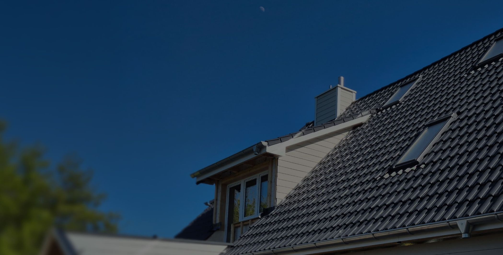 Nahaufnahme von Dachziegeln vor blauem Himmel